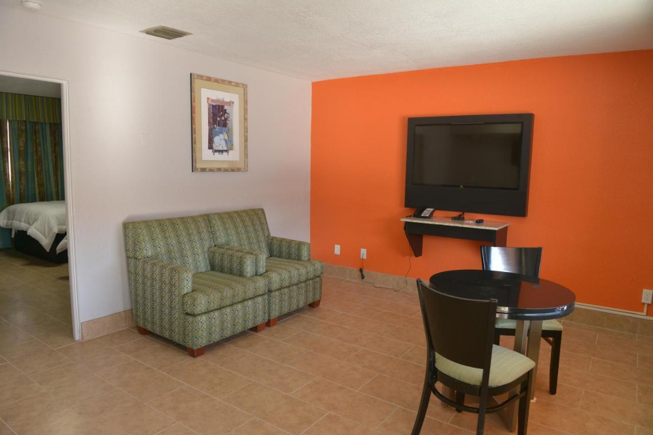 Rodeway Inn & Suites Winter Haven Chain Of Lakes Экстерьер фото